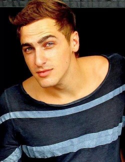 lazyfangirly:  30/50 pics of Kendall Schmidt