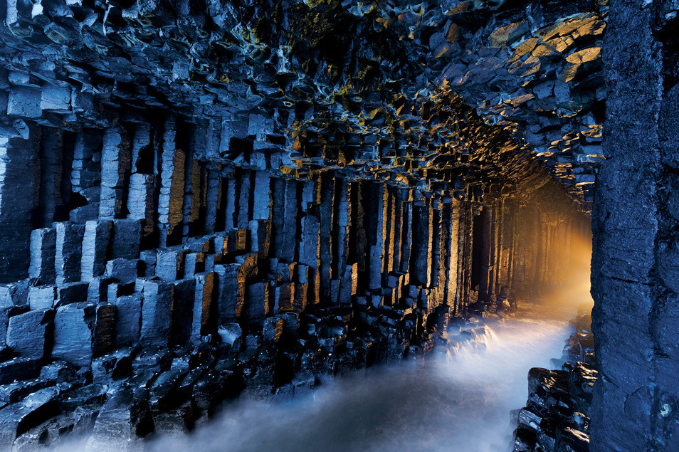 ggeology:Fingal’s Cave // Staffa, ScotlandFingal’s Cave is found on the uninhabited