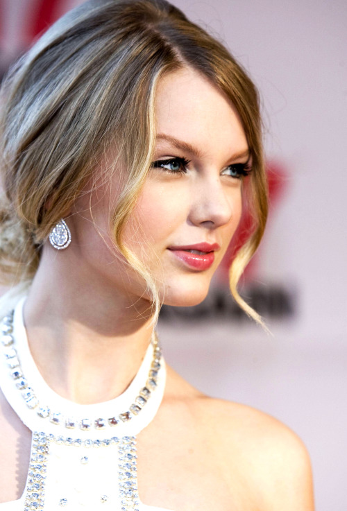 lov-eswift:  “I think it’s important to be self-aware about what people are saying about