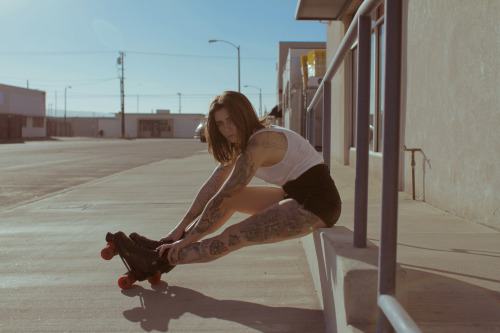 XXX catrinadacosta:  roller skate action with photo