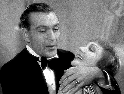 classicfilmsource:I’ll fight you with every vegetable at my disposal!Claudette Colbert & Gary Co