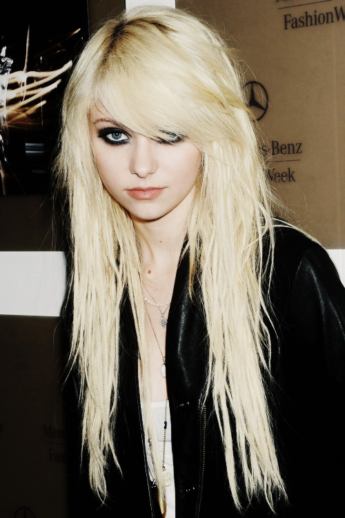  4/25 pictures of taylor momsen   