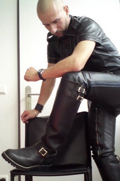 cu4xs6: for hot hairy men, muscles, leather, suits and bareback action follow me on:www.tumb