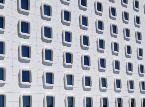 Une longue série géométrique s’amorce.Ici des façades…- Marseille. L’hôtel Golden Tulip, Quai