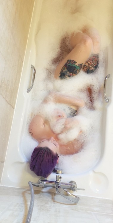 lost-lil-kitty:Bubble bath 12/05/16