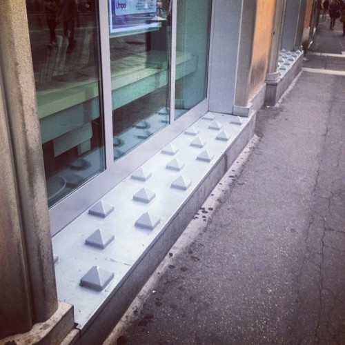 Antiseduta di una banca a #bologna , molto poco #social (at Via Rizzoli)