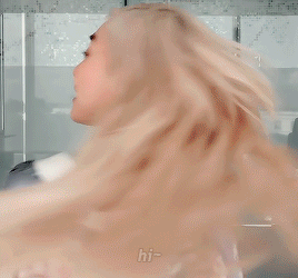 tipannies:the cutest and funniest intro for vogue beauty routine