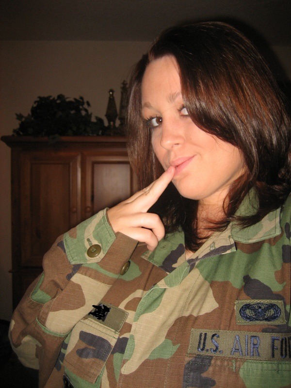 mymarinemindpart2:  USAF Hottie wife pt 2   Amateurlovin: Lovin her rosebud!!  Enjoy