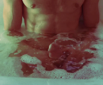 hornyalexishorny:  i want a bath. so yummy hehe