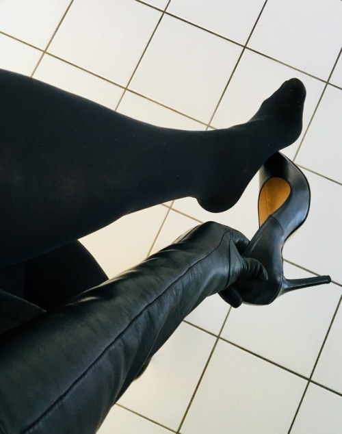 For the gloves and leather lovers out there: a quick pic whilst taking off my high heels after a col