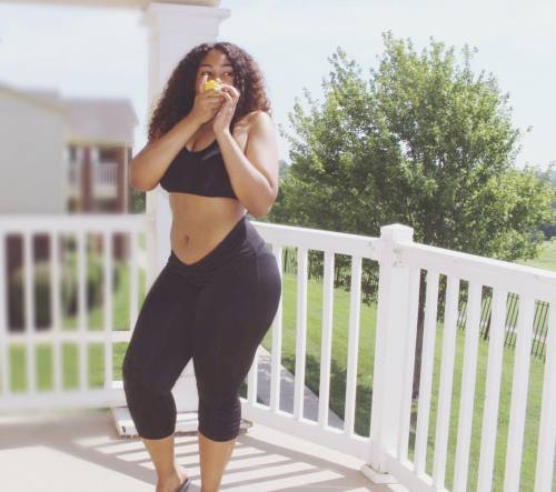 7mangoes:  yanieredd:238lbs 😩😝  Enjoying my morning Apple 🍏  whom 😍👀