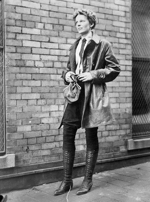 the1920sinpictures:1927 photo of Amelia Earhart.