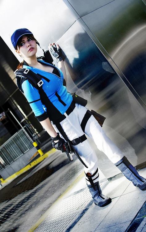 xcrow-woman:  My cosplay of Jill Valentine. I really love her and Resident Evil Saga ♥Cosplayer Photos and Page: https://www.facebook.com/pages/Agustina-Sol/482498998427380 -> Like and Visit :)