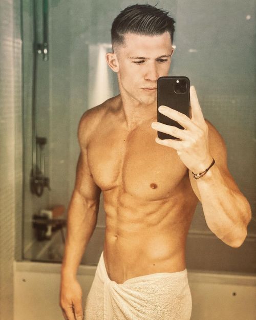 hotndfunny: Who takes a better selfie in a towel? Follow for more hot guys: Hotndfunny