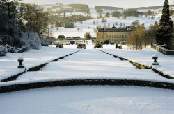 fuckitandmovetobritain:  princessofgenovia:  The immaculate gardens of the Duke and Duchess of Devonshire.  Derbyshire, England  Chatsworth House 