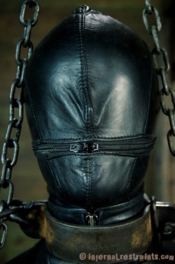 ferranartist:  bondage-post:  Leather mask