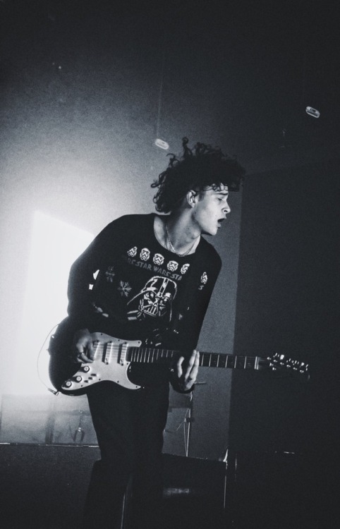 anomalousminds: Matty Healy // The 1975 // Houston, 11.26.16 Shot by me. www.instagram.com/s