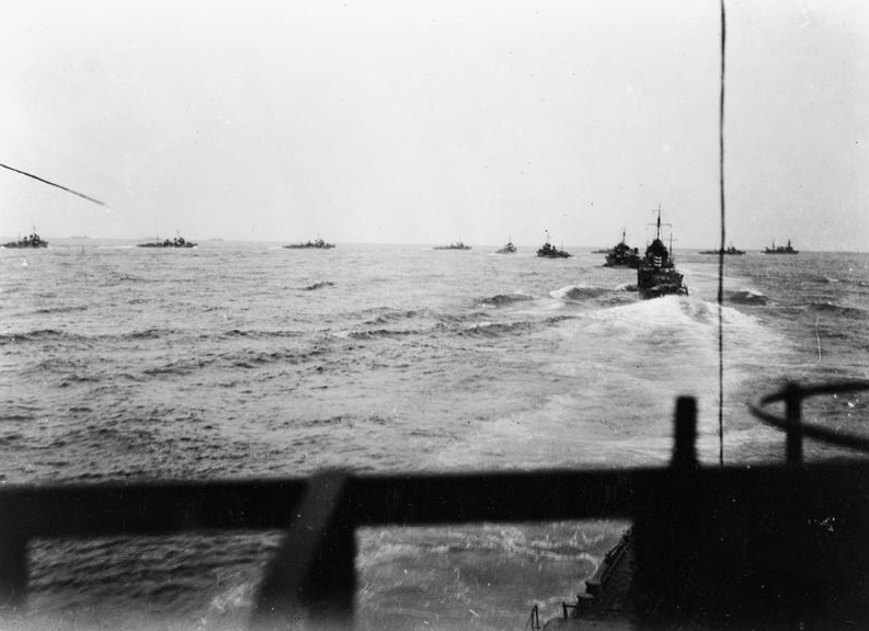 lex-for-lexington:  Japanese Navy destroyers on fleet exercise, viewed from the bridge