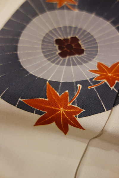 tanuki-kimono:Chic bull’s-eye paper umbrellas (janomegasa) and fluttering maple leaves kimono paired