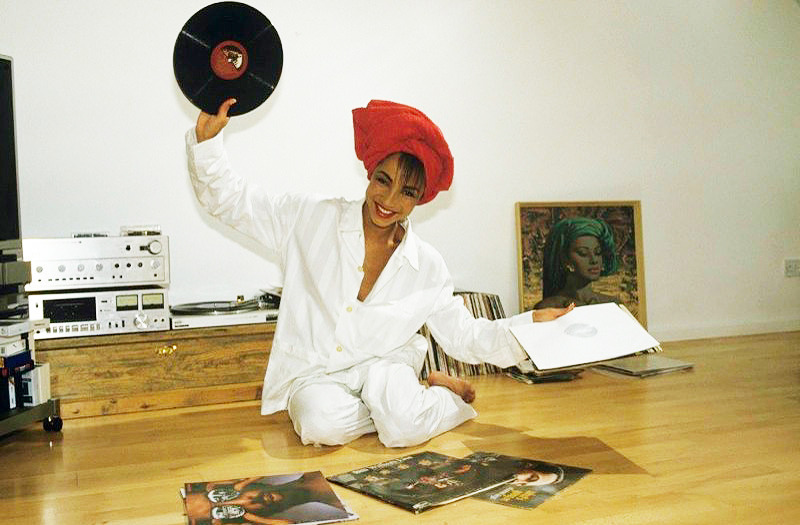 twixnmix:  Sade photographed by Jean-Claude Deutsch at home in London, 1985. 