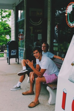 fraternitykid:  Casually throwing up the shocker at the local general store #tfm