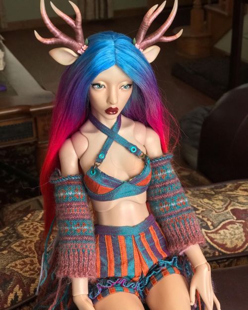 Bulldogs, Dolls & Knitting  These beautiful antlers made by @sparrowbjd finally escaped from alm