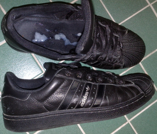 sneakerfckr:  Finally I got a chance to cum into my coworkers left Superstar. I did not clean it :-)  