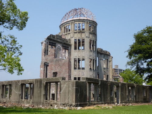 Voici le dôme d'Hiroshima qui est situé à 100 mètres de là où est tombée la bombe. C'est une des rar