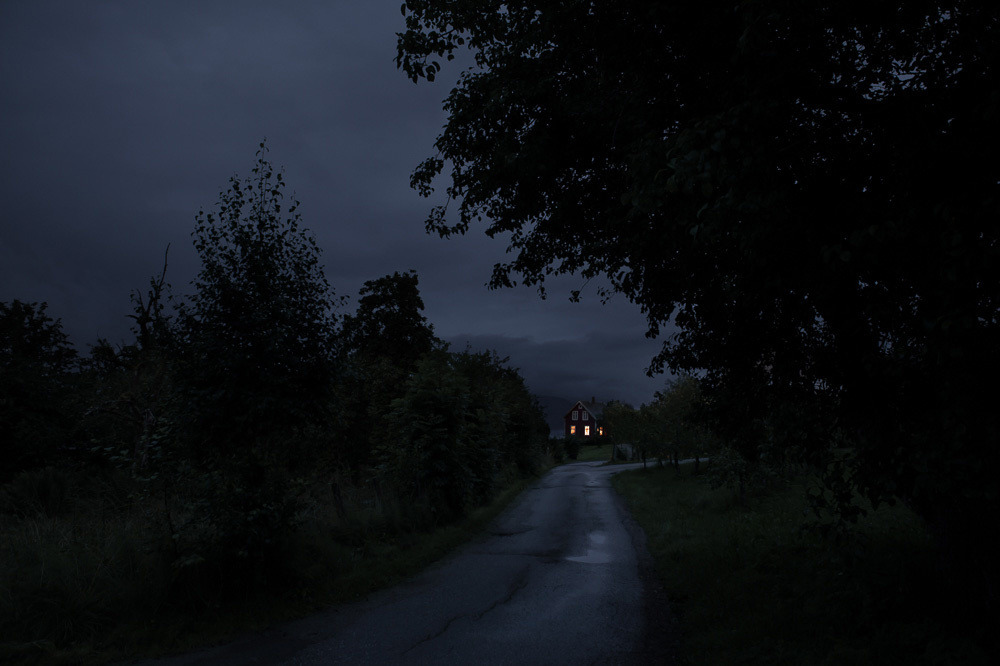 nevver:  Leave a light on, Julien Mauve 