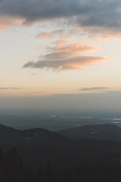 Sunrise hike to New Hampshire’s Kearsarge North fire tower with the gang || IG: BToneVibes