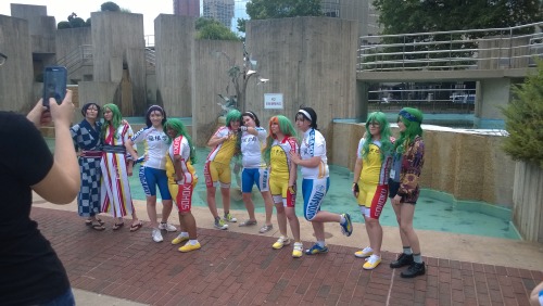 xwindsongx:  Yowapeda fountain side photoshoot favorites 8/? tag yourselves and your friends! xwindsongx is Toudou kissing Makioceanichome is Maki kissing Toudou   weh I’m the third Maki from the right and actualprotag is the Toudou on my shoulder!