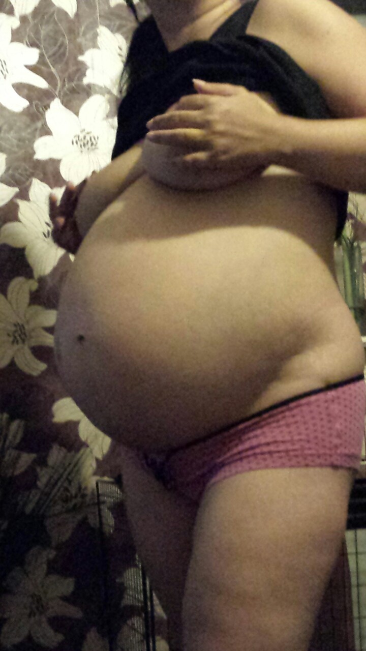 dalepest:  My sexy pregnant lady. Please reblog