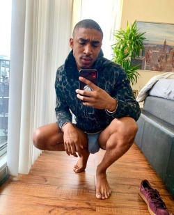 eggplantsncakes:  Wednesday Morning Vibes 😈  . . . #sexyblackmen #bulge #bigbulge #feet #feetporn #menfeet #humpday #gay #instagay #beardgang https://www.instagram.com/eggplantsncakes/p/BuYuM2pFQYm/?utm_source=ig_tumblr_share&amp;igshid=1xkn8pasewtx1