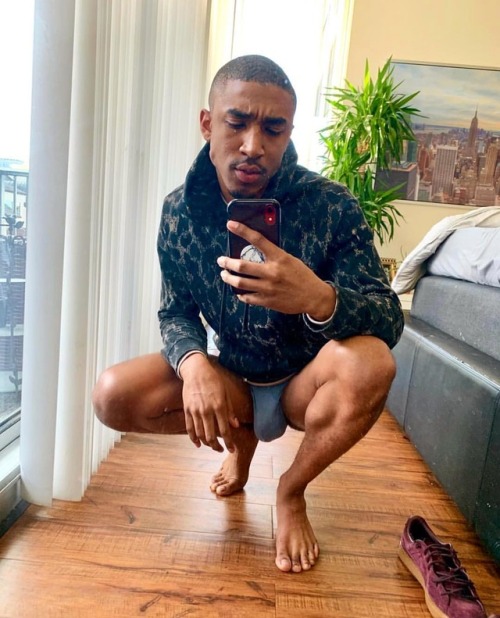 eggplantsncakes:  Wednesday Morning Vibes 😈  . . . #sexyblackmen #bulge #bigbulge #feet #feetporn #menfeet #humpday #gay #instagay #beardgang https://www.instagram.com/eggplantsncakes/p/BuYuM2pFQYm/?utm_source=ig_tumblr_share&igshid=1xkn8pasewtx1