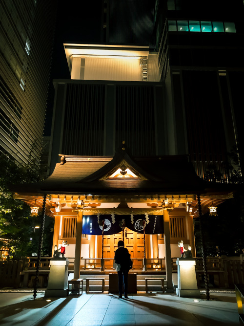 A quiet moment in front of Fukutoku Shrine in the heart of Nihombashi’s COREDO Muromachi shopp