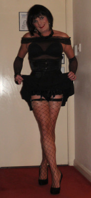 crossdressing-habit:  more crossdressing and transsexual photos at: http://bit.ly/13lEKI5  Very nice legs!