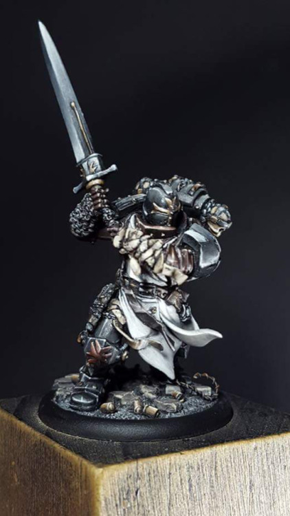 wh40khq:    Emperor’s Champion (Custom Sculpt)