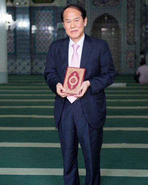 Praise be to GodProfessor Emeritus Choi Youngkil, President of the Korean Muslim Federation, signs