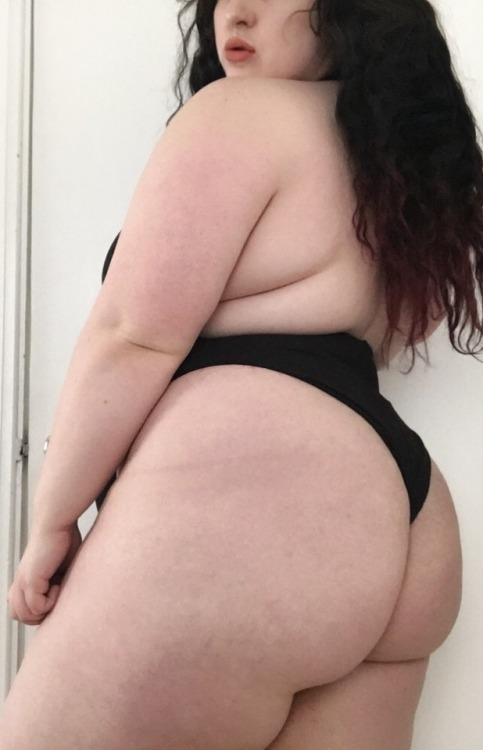 beanybabie:  This swimsuit gets even better when I turn around ☺️