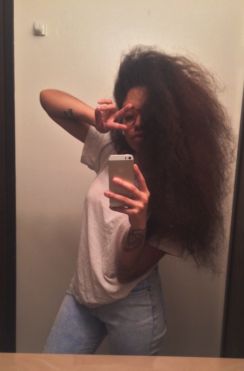 sugarbvbyy:  414lilj: Peace & blessingz from my hair & wrinkled white tee.  oh my godddd