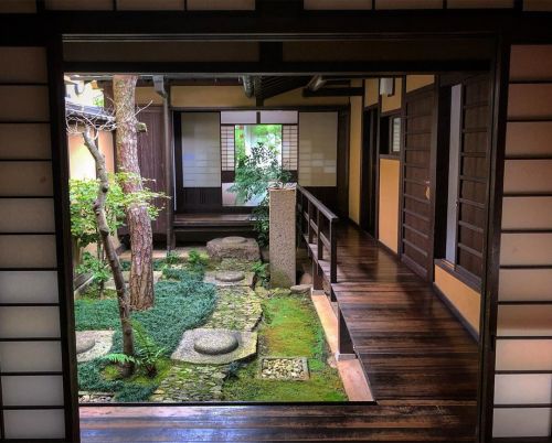 ならまち格子の家 [ 奈良県奈良市 ] Naramachi Koshi-no-ie Garden, Nara の写真・記事を更新しました。 ーー平成年代に奈良の古い町並み“ならまち”に復元された伝統的