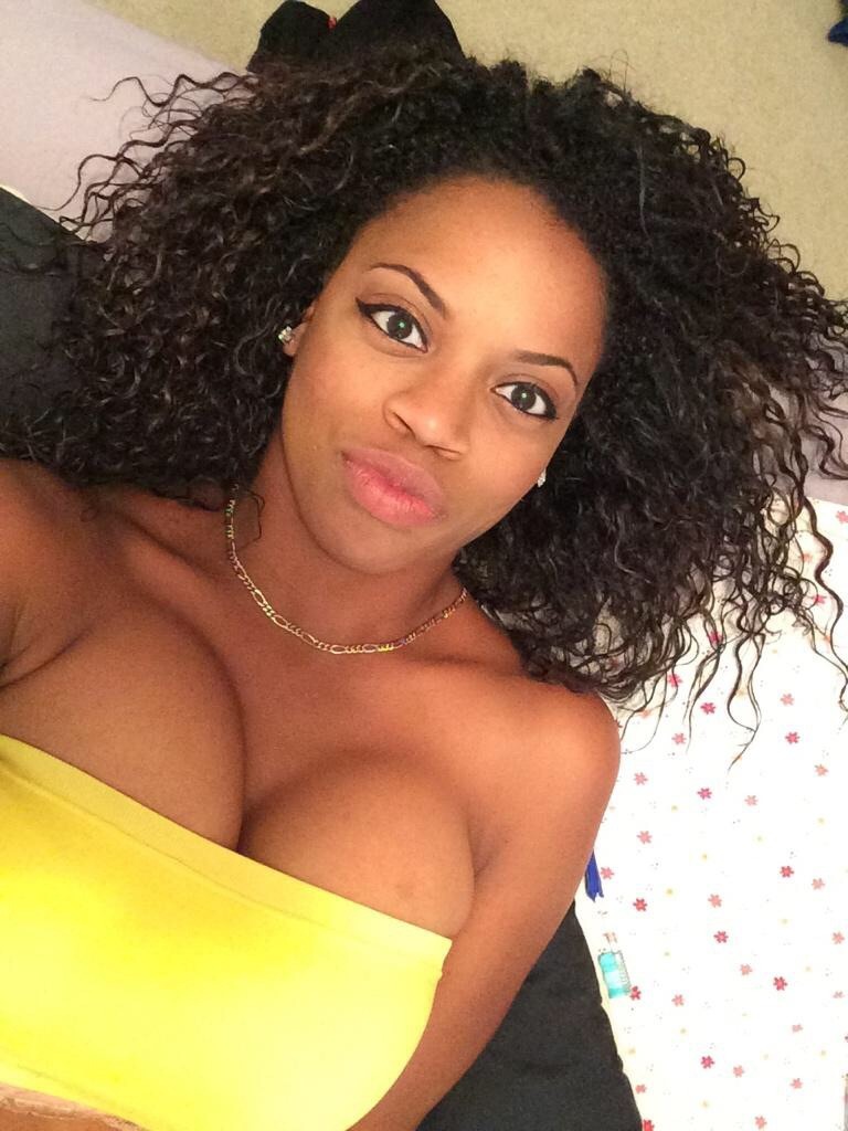 illyspov:  She cute &amp; got a nice ass body. I know ya’ll peep that camel