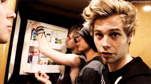 ashtonbangme-deactivated2015081:  5SOS - Bus Tour - 5SOS Takeover Ep. 1 