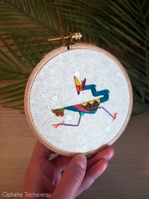 “Crazy bird”A carefree Wading bird.Hand embroidery.11,5 cm in diameter.DMC embroidery threads and Swarovski crystal beads.I’ve already shared this embroidery with you but I didn’t take the time to add it to my Etsy store so I’m reposting it to let you know that it’s now available!I will show you the same embroidery I had to do for a client but in a larger size, with more details, in a few days.It was inspired by one of my original paintings which is still available on my Etsy shop too.https://www.etsy.com/fr/shop/OphelieTrichereauI take custom orders.#embroidery #broderie #bird #oiseau #crazybird #oiseaufou #wadingbird #echassier #broderieoiseau #birdembroidery #birdart #birdartwork #colorfullembroidery #modernembroidery #handmade #faitmain #embroiderer #brodeuse #ophelietrichereau #customembroidery #oiseauart #happybird #madbird #happy #joyart #happyembroidery #colorfullembroidery #dmc #swarovski #handembroidery #artwork 
