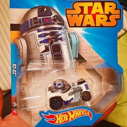 super-luminal-deathscythe-hell:  Hotwheels R2-D2!!!