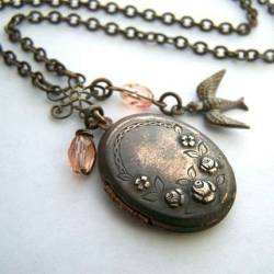 justastrumpet:  I love lockets. There’s something old fashioned and romantic about them. Especially if filled with something other than just a picture, like a petal from a flower he picked you, dandelion tufts, or the word he thinks of when he thinks