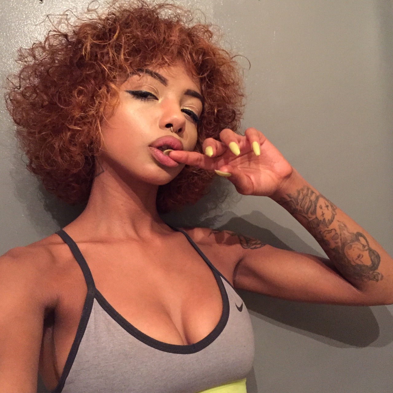 nikes-mami:  🌸💸🌴✨