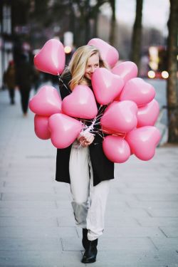 styledbykasey:  pink + heart + balloons 