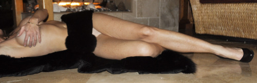 hotflamilf:  It was time to share more of her legs that seem never ending.  So Hot!