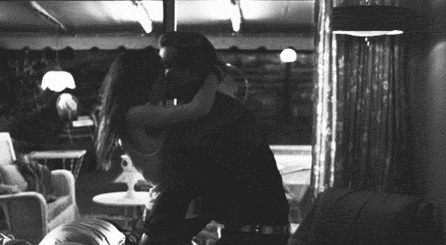 sam-and-kate:  ‘‘Sus labios hicieron un camino desde mi barbilla hasta mi cuello.